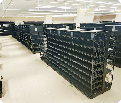 店舗に並ぶ黒いラック